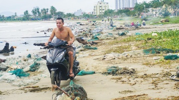 Bai bien Da Nang ngap rac sau 2 ngay mua lon hinh anh