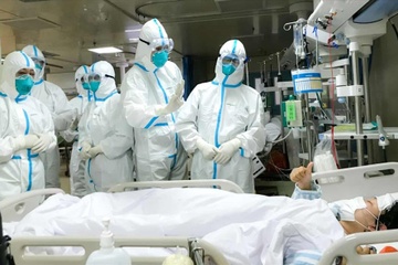 Hai phu nu dang tin sai su that ve virus corona hinh anh