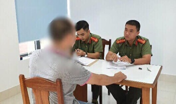 Cong an lam viec voi 2 chu trang 'bao chot' CSGT do nong do con hinh anh