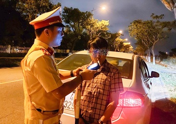 Hai nguoi dan ong uong ruou bia van lai xe bi phat hon 50 trieu anh 1