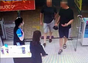 Nhan vien sieu thi mac Covid-19 sau 20 phut tiep xuc du khach Anh hinh anh