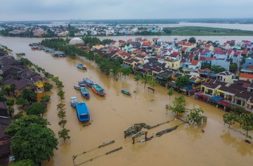 Nhieu nha pho co Hoi An bi ngap sau hinh anh