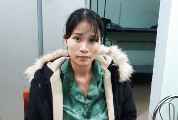 Bat co gai lua ban ve may bay cho nguoi Viet muon ve nuoc tranh dich hinh anh