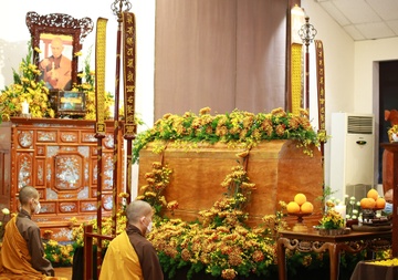 Hang tram nguoi den vieng thien su Thich Nhat Hanh hinh anh