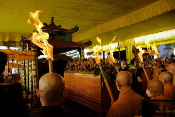 Hang nghin nguoi tien biet thien su Thich Nhat Hanh hinh anh