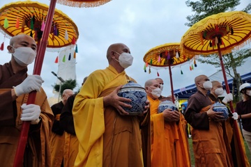 Tro cot thien su Thich Nhat Hanh duoc dua ve To dinh Tu Hieu hinh anh