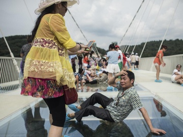 Muon kieu bieu cam do khoc do cuoi cua khach tren cau kinh Trung Quoc hinh anh