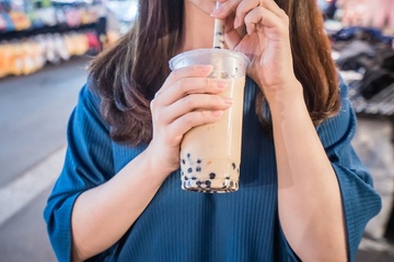 Quan tra o Trung Quoc bi chi trich vi goi phu nu la mon hang hinh anh
