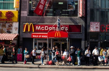 Nhieu nhan vien nu McDonald's to bi quay roi tinh duc hinh anh