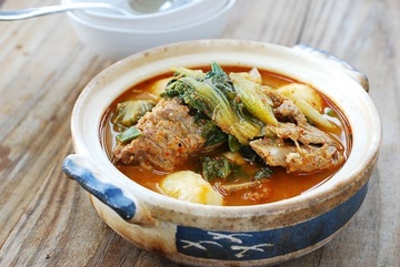 Canh xuong thit heo bap cai kieu Han Quoc cho bua com gia dinh hinh anh
