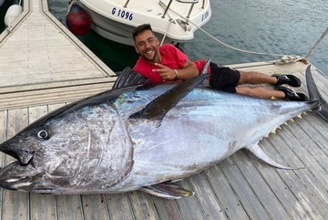 Cau duoc con ca ngu nang hon 300 kg hinh anh