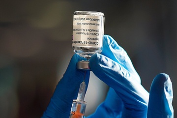 Nhan thuong neu thuyet phuc duoc nguoi khac tiem vaccine Covid-19 hinh anh
