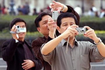 Du khach da tiem vaccine Covid-19 se duoc vao EU hinh anh