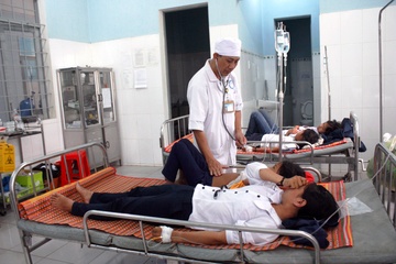 84 hoc sinh nhap vien sau khi an banh tu thien hinh anh