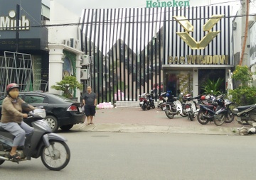 Hon chien tai quan bar, 2 nguoi thiet mang hinh anh