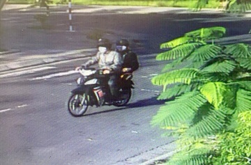 Thieu tien choi game, 2 thanh nien di cuop lam mot co gai thiet mang hinh anh