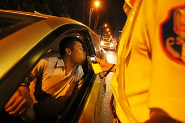 CSGT kiem tra nong do con tai xe giua khuya o Sai Gon hinh anh