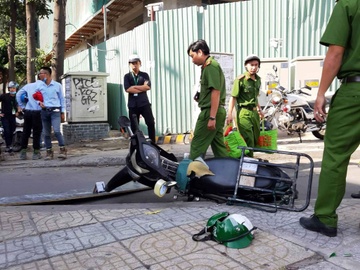Van go roi trung dau nam thanh nien dang chay tren duong Sai Gon hinh anh