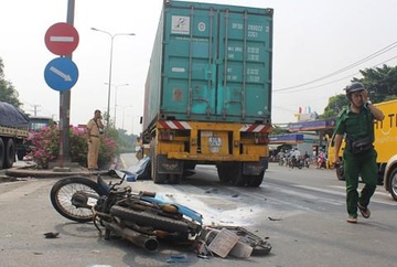Vo chet, chong bi thuong duoi gam xe container hinh anh