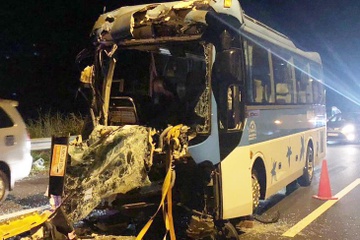 Oto khach nat buom khi huc xe dau keo tren cao toc TP.HCM - Dau Giay hinh anh