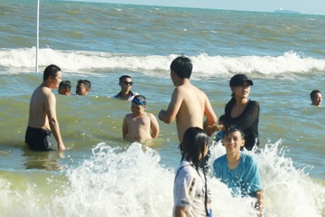 Hai du khach chet duoi khi tam bien ngay dau nam o Vung Tau hinh anh