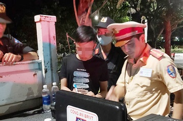 Lai oto mang ma tuy cho ban nhau su dung hinh anh