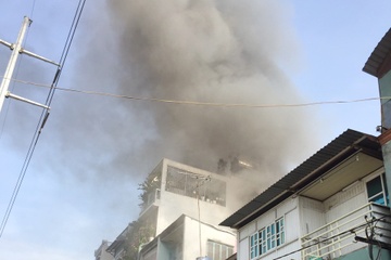 Khoi den ngun ngut tu dam chay giua trung tam TP.HCM hinh anh