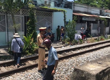 Bang qua duong ray o TP.HCM, nguoi phu nu bi tong chet hinh anh