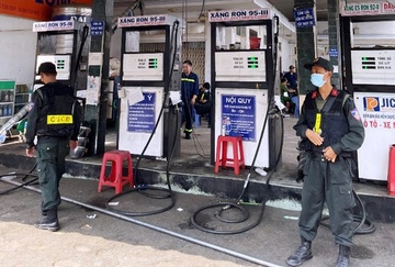 Canh sat phong toa cay xang, bat chu doanh nghiep o Dong Nai hinh anh