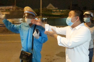 Tai xe co thu trong oto khi CSGT TP.HCM kiem tra hinh anh