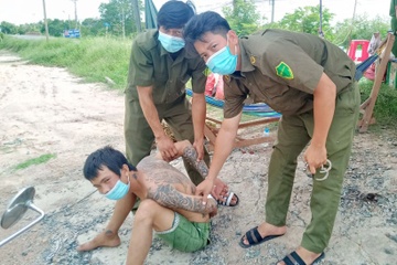Khoi to nam thanh nien danh cong an tai chot kiem dich hinh anh