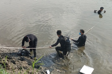 Nam thieu nien bi duoi nuoc khi di cau ca o TP.HCM hinh anh