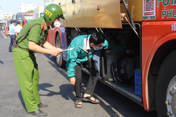 CSGT kiem tra nong do con, ma tuy voi cac tai xe o Ben xe Mien Dong hinh anh