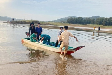 Tim thay 2 nguoi dan ong duoi nuoc vu lat thuyen tren ho Da Ton hinh anh