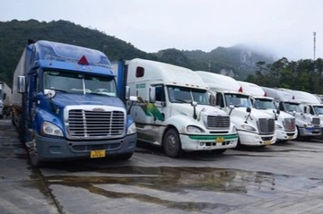 Lai xe cho hoa qua dot tu o bai trung chuyen Lang Son hinh anh