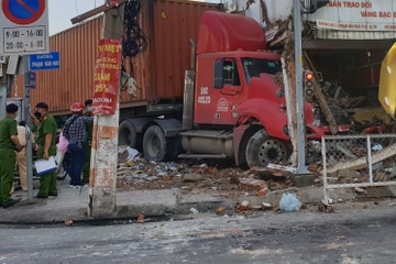 Hien truong xe container tong sap tiem vang o TP.HCM hinh anh