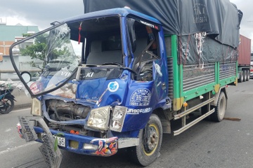 4 oto tong lien hoan o cau vuot An Suong, tai xe ket trong cabin hinh anh