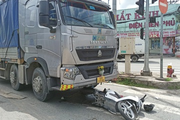 Va cham xe tai o TP.HCM, nam thanh nien bi keo le tren duong hinh anh