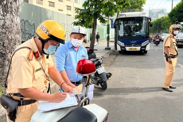 Hon 500 xe khach vi pham bi CSGT TP.HCM xu phat hinh anh