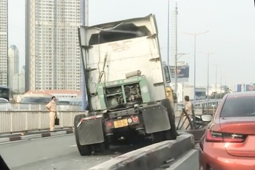 Xe dau keo huc vang dai phan cach tren cau Sai Gon, giao thong un u hinh anh