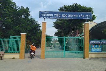 Hoc sinh lop 3 ngat xiu roi tu vong tai san truong o Long An hinh anh