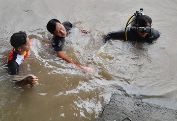 Cuu ban bi duoi nuoc, hai hoc sinh tu vong duoi ho hinh anh
