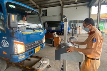 TP.HCM het canh tram oto xep hang cho dang kiem, nhung ket xe qua app hinh anh