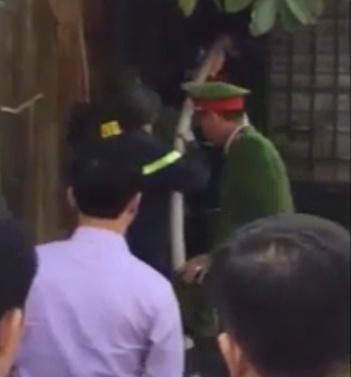 Ke ngao da nhot vo con trong nha roi dot hinh anh