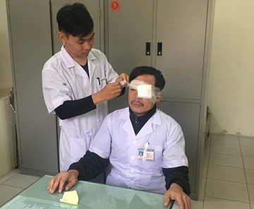 Nghi pham danh bac si gay song mui vi cho rang cap cuu cham hinh anh