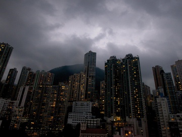Gia thue nha qua cao, nguoi Hong Kong tinh song trong can ho 'ma am' hinh anh