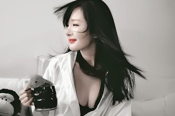 Duong Mich khoe vong mot goi cam va eo thon o san bay hinh anh