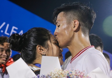 Bui Tien Dung cau hon Khanh Linh tai le trao giai V.League hinh anh