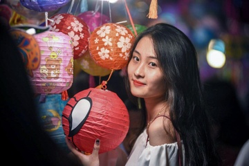 Gioi tre thi nhau di cho Trung thu som nhan dip Quoc khanh hinh anh