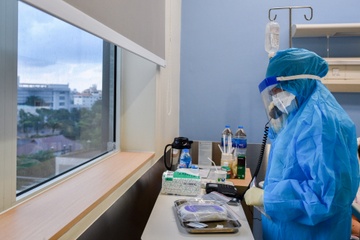 Benh vien FV de xuat thu phi dich vu tiem vaccine Covid-19 hinh anh